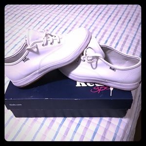 Leather Keds Sneakers 👟 Size 8 👚🕶